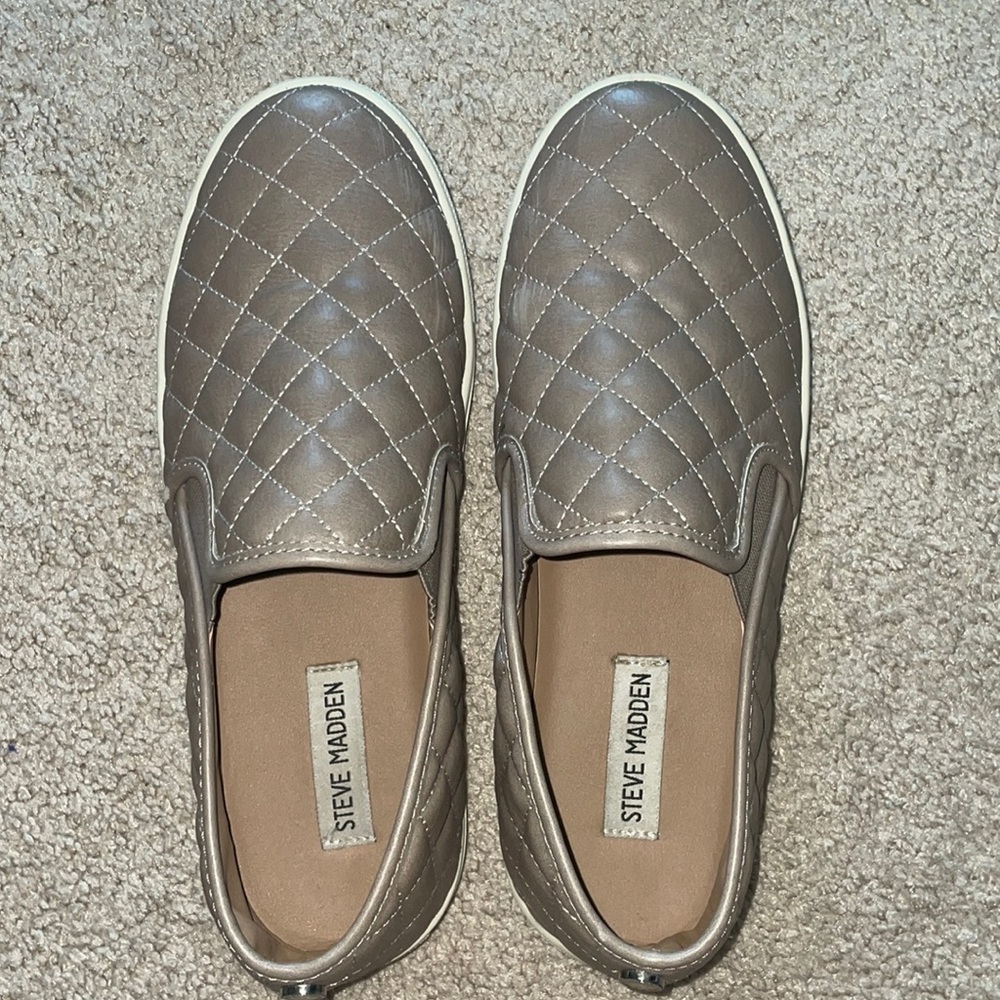 Steve Madden Women’s Ecntrcqt Sneaker; Color: Grey, Size: 9.5